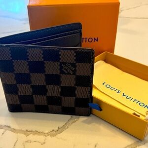 Brand new in box men’s brown bifold wallet